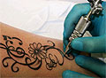 Медики: нанесение татуировки может вылиться в инфекции и рак